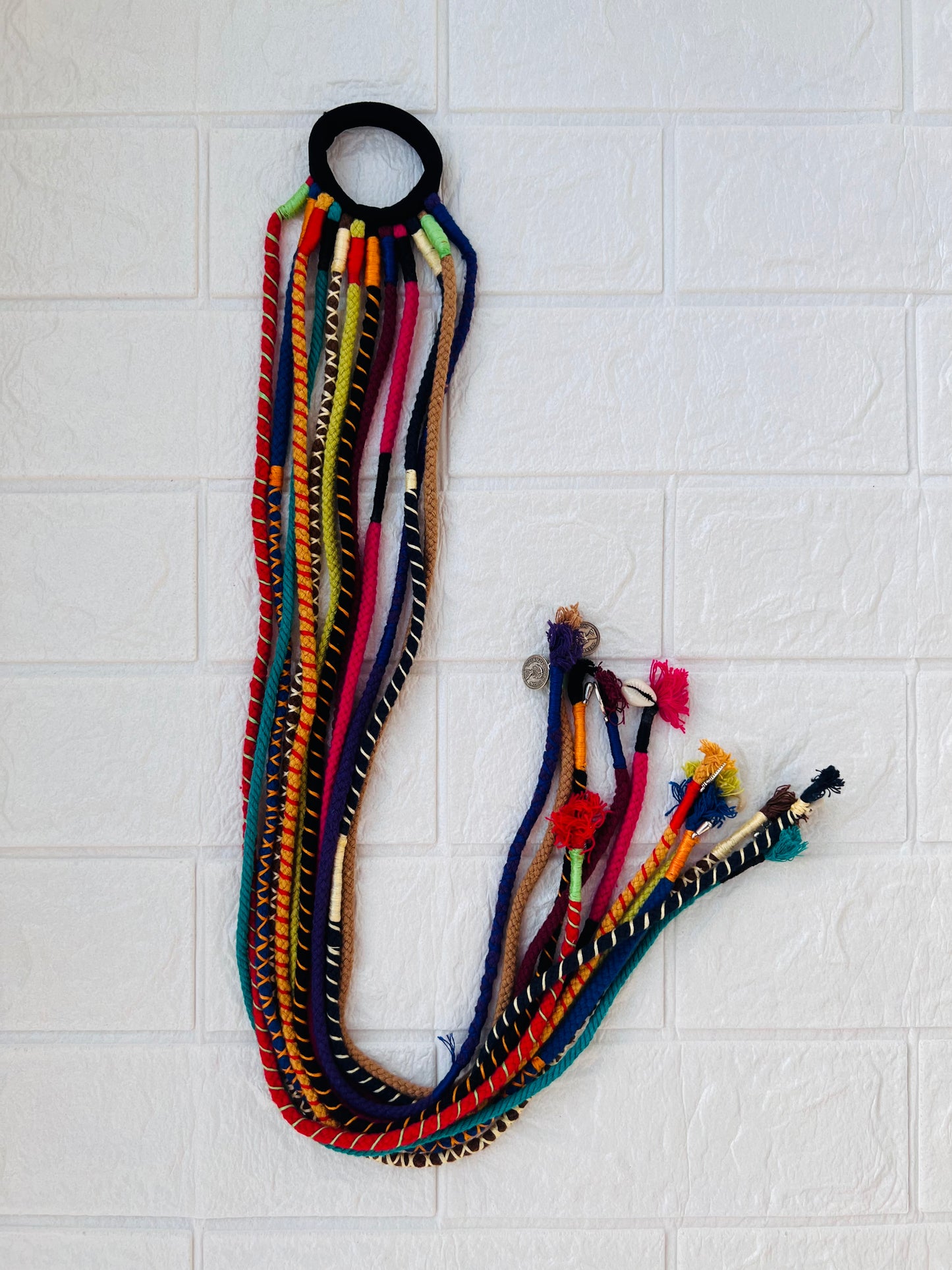 Multicoloured hair strings